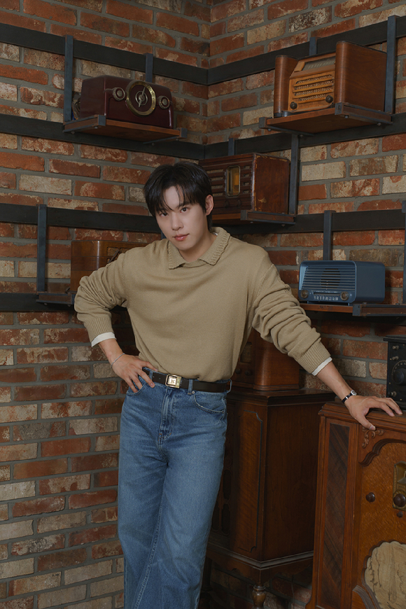 '골드랜드'에 출연한 배우 김성철이 인터뷰에 앞서 사진 촬영을 하고 있다. [사진=월트디즈니 컴퍼니 코리아]