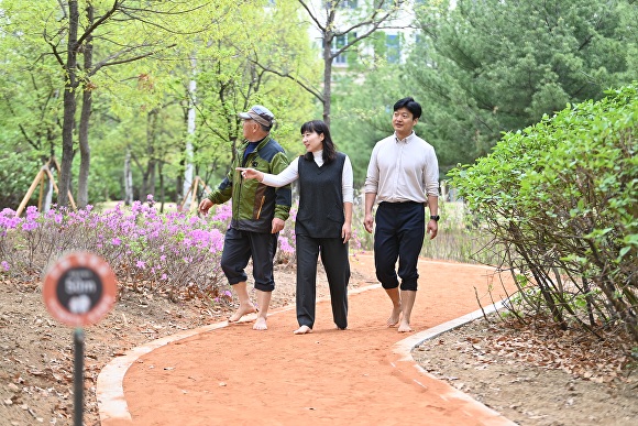 먼저 조성된 1호 황토 산책길에서 시민들이 ‘맨발걷기’ 체험을 하고 있다. [사진=하남시청]