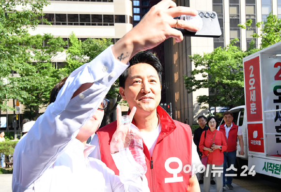 오세훈 국민의힘 서울시장 후보가 2일 서울 여의도역 인근에서 시민들에게 출근길 인사를하고 있다. [사진=곽영래 기자]