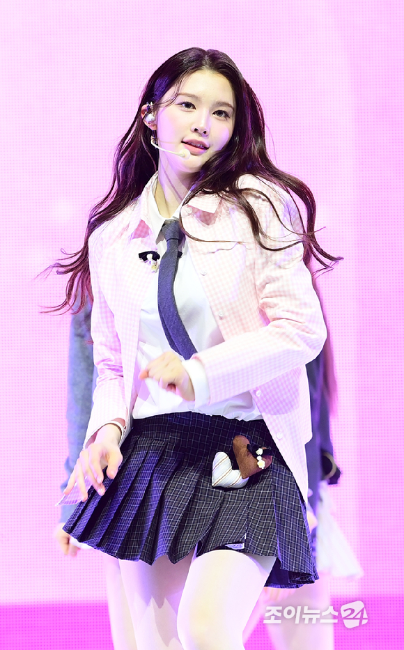 그룹 하츠투하츠 에이나가 24일 오후 서울 광진구 예스24라이브홀에서 열린 하츠투하츠(Hearts2Hearts) 첫 번째 싱글앨범 '더 체이스' 발매 기념 쇼케이스에서 데뷔곡 '더 체이스' 무대를 선보이고 있다. [사진=정소희 기자]