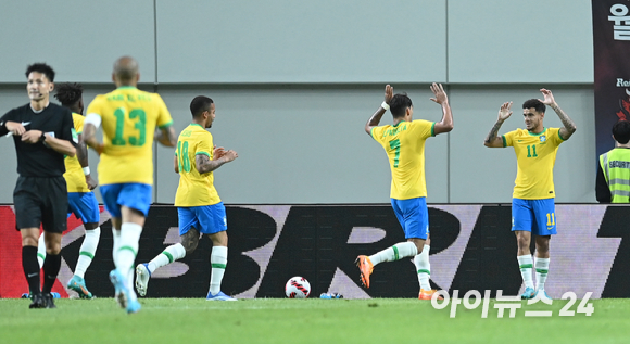 2일 오후 서울월드컵경기장에서 열린 2002 한일월드컵 20주년 기념 대한민국과 브라질의 친선경기가 열렸다. 브라질 쿠티뉴가 추가골을 넣은 후 기뻐하고 있다. [사진=김성진 기자]