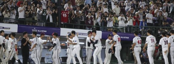 지난 7월 14일 사직구장에서 2023 KBO 퓨처스리그 올스타전이 열렸다. 이날 남부리그 올스타에 승리를 거둔 북부리그 올스타 선수들이 서로 기쁨을 나누고 있다. [사진=뉴시스]