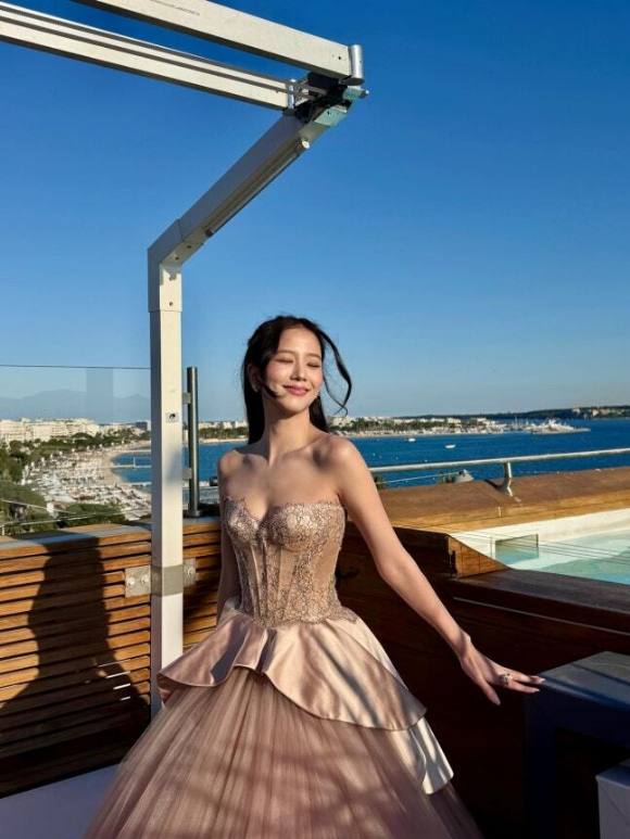 블랙핑크 지수, 프랑스 칸 빛낸 드레스 자태...디즈니 공주의 실사화