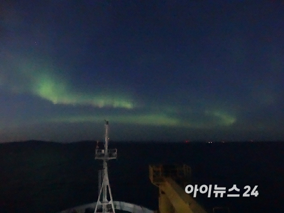 2015년 9월 우리나라 쇄빙선 아라온호에서 바라본 오로라. 초록 물결이 굽이쳐 북극해를 물들였다. [사진=정종오 기자]