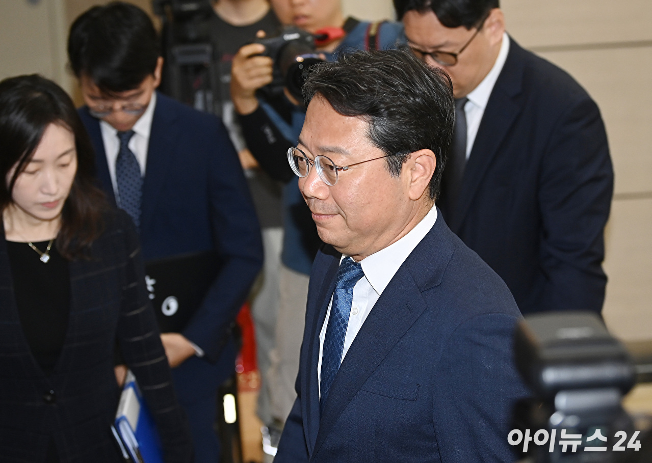 김승원 법무부 장관 후보자가 지난 3일 오전 서울 종로구 적선현대빌딩에 마련된 인사청문회 준비사무실로 출근하고 있다. [사진=곽영래 기자]