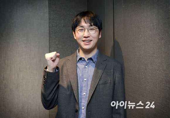 강훈식 대통령비서실장이 15일 서울 용산 대통령실에서 인선 발표를 하고 있다. 왼쪽은 하정우 AI미래기획수석. 2025.6.15 [사진=연합뉴스]