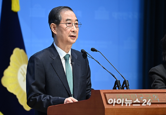 한덕수 전 국무총리가 2일 오전 서울 여의도 국회 소통관에서 출마 선언을 하고 있다. [사진=곽영래 기자]