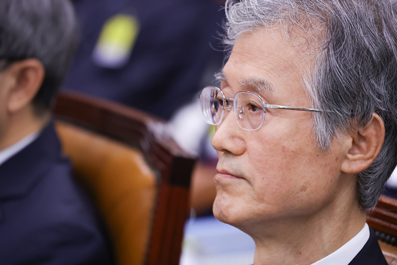 이재명 정부 첫 국정감사가 시작된 13일 서울 여의도 국회에서 열린 법제사법위원회 국정감사에서 조희대 대법원장이 굳은 표정으로 여야 의원들의 설전을 지켜보고 있다. [사진=연합뉴스]