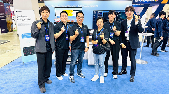 서울 AI 허브 입주기업인 넥스트페이먼츠 관계자들이 '2026 싱가포르 리테일 빅 쇼' 전시 부스에서 기념 촬영을 하고 있다. [사진=서울시]