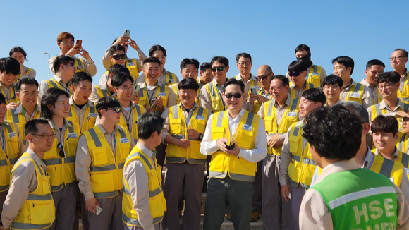 이재용 삼성전자 회장(가운데)이 지난 6일 아랍에미리트(UAE) 바라카 원자력발전소 공사 현장을 찾아 직원들을 격려하고 있다. (2022. 12.06.) [사진=삼성전자]