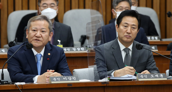 이상민 행정안전부 장관이 지난 6일 오전 서울 여의도 국회에서 열린 용산 이태원 참사 진상규명과 재발방지를 위한 국정조사 특별위원회 2차 청문회에 증인으로 출석해 의원 질의에 답하고 있다. [사진=뉴시스]