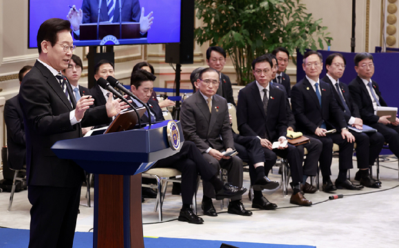 이재명 대통령이 3일 청와대 영빈관에서 열린 '새롭게 선 민주주의, 그 1년' 외신 기자회견에서 취재진 질문에 답하고 있다. 2025.12.3 [대통령실통신사진기자단] [사진=연합뉴스]