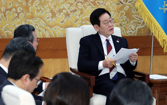 이재명 대통령이 청와대로 첫 출근한 29일 참모진과 차담을 하고 있다. 2025.12.29 [사진=연합뉴스]