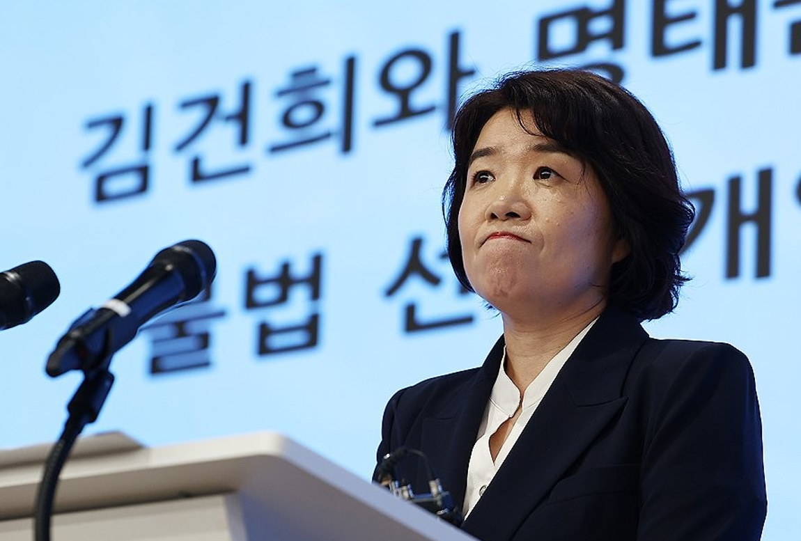 윤석열 전 대통령 부인 김건희 여사와 관련한 각종 의혹 사건을 수사하는 민중기 특별검사가 지난 7월 2일 서울 종로구 KT광화문빌딩에 마련된 사무실 앞에서 현판 제막을 한 뒤 "모든 수사는 지나치거나 기울어지지 않게 진행할 것"이라며 공정한 수사를 강조하고 있다. 2025.7.2 [공동취재] [사진=연합뉴스]