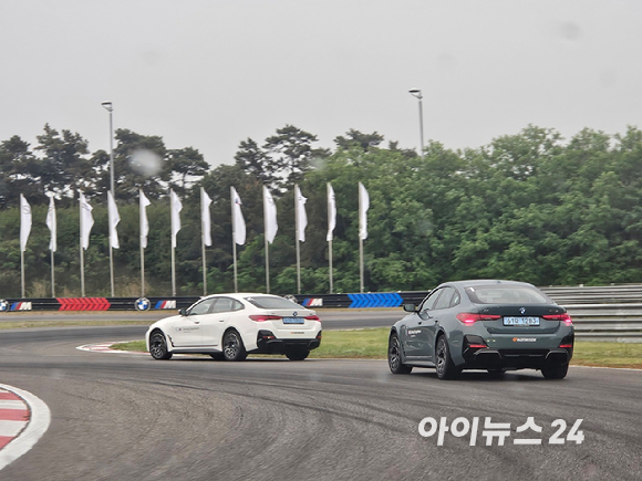 BMW 인스트럭터가 26일 인천 영종도 BMW 드라이빙 센터에 마련된 코스에서 '카운터스티어링' 기술을 선보이고 있다. [사진=설재윤 기자]