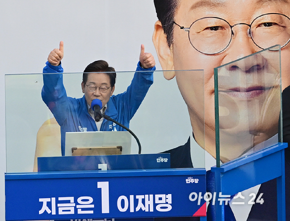 이재명 더불어민주당 대선 후보가 28일 오후 서울 동대문구 왕십리역 광장에서 열린 유세에 참석해 유권자들에게 지지를 호소하고 있다. [사진=곽영래 기자]
