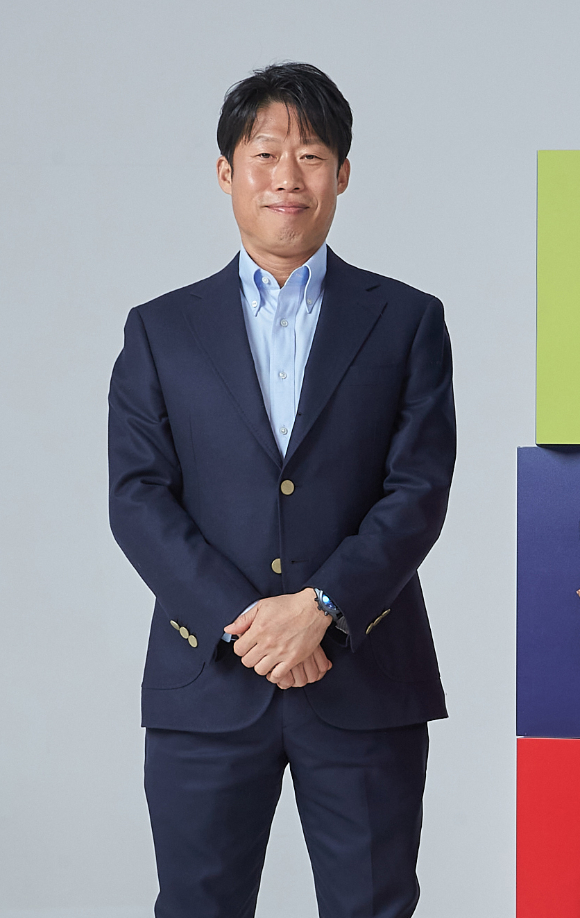 배우 유해진이 18일 온라인으로 진행된 'Apple과 박찬욱 감독 콜라보 프로젝트' 기자간담회에 참석해 포즈를 취하고 있다. [사진=Apple]