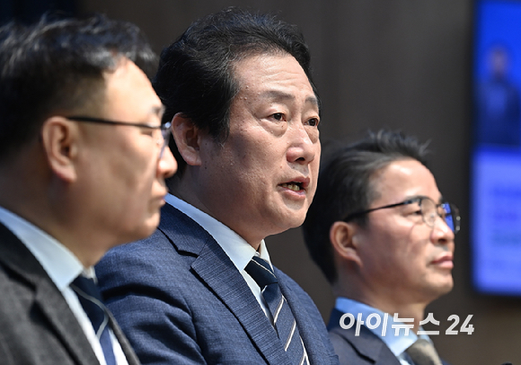 더불어민주당 유동철 부산수영구지역위원장이 9일 서울 여의도 국회 소통관에서 더불어민주당 최고위원 출마선언 기자회견을 하고 있다. [사진=곽영래 기자]