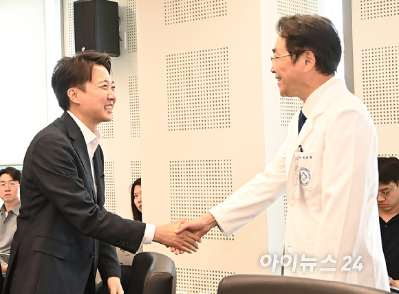 이준석 개혁신당 대선 후보가 21일 경기 성남의료원을 방문해 한호성 성남시의료원장과 악수를 하고 있다. [사진=곽영래 기자]