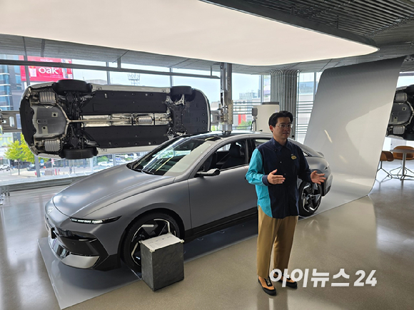 현대모터스튜디오 서울에 전시된 차세대 전동화 비전 'RN24 롤링랩'. [사진=김종성 기자]