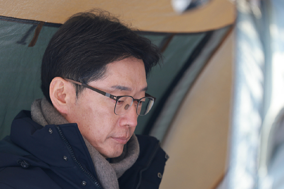 김경수 전 경남도지사가 지난 10일 서울 종로구 경복궁역 인근에서 윤석열 대통령 파면을 촉구하며 단식 농성하고 있다. [사진=연합뉴스]