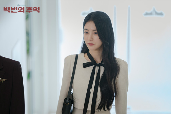 배우 신예은이 JTBC 토일드라마 '백년의 추억' 인터뷰에 앞서 포즈를 취하고 있다. [사진=앤피오]