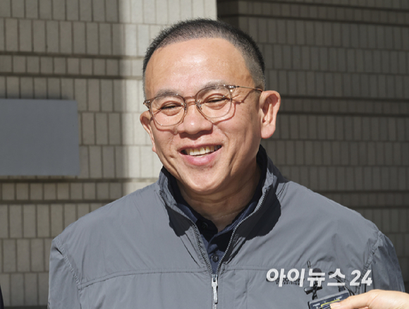 명태균씨가 7일 오후 서울 서초구 서울고등법원에서 열린 윤석열 전 대통령의 무상 여론조사 관련 정치자금법 위반 혐의 항소심에서 무죄를 선고 받은 뒤 법정을 나서고 있다. [사진=곽영래 기자]