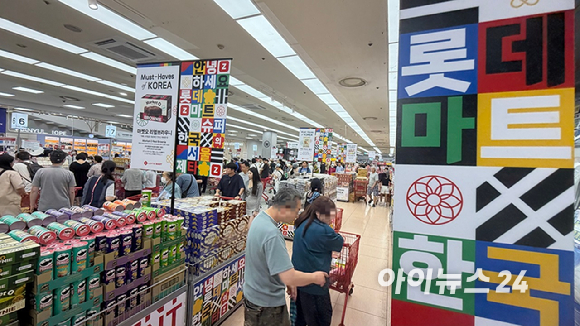 28일 서울 중구 롯데마트 제타플렉스 서울역점을 찾은 외국인 관광객이 K푸드를 둘러보고 있다. [사진=진광찬 기자]