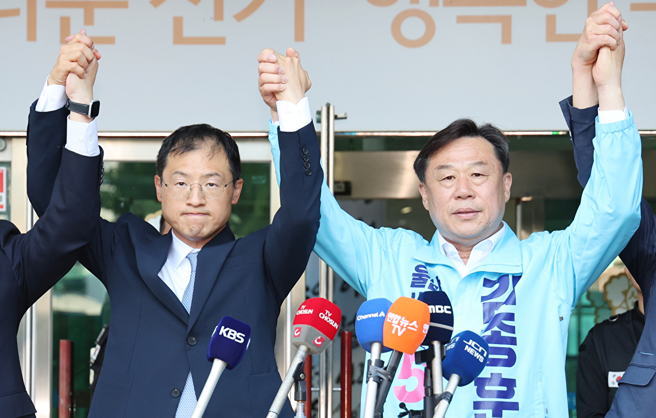 28일 울산시 중구 울산시선거관리위원회 앞에서 더불어민주당 김상욱(왼쪽), 진보당 김종훈 울산시장 후보가 김상욱 후보로의 단일화를 선언하고 함께 손을 잡고 인사하고 있다. 2026.5.28 [사진=연합뉴스]