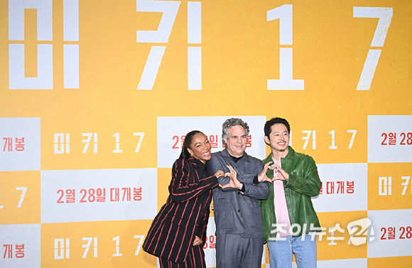 영화배우 나오미 애키, 마크 러팔로, 스티븐 연이 20일 오전 서울 강남구 메가박스 코엑스에서 열린 영화 '미키 17' 내한 기자간담회에서 포토타임을 갖고 있다. [사진=곽영래 기자]