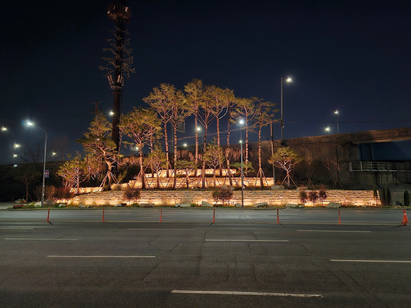 서울시가 서울로 진입하는 주요 도로인 강변북로, 개화동로, 송파대로의 관문녹지에 지역 특색을 담은 '환영의 정원'을 조성했다. 사진은 환영의 정원이 조성된 송파대로 관문녹지의 모습. [사진=서울시]