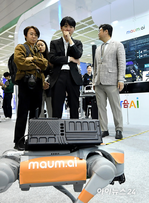 전 프로 바둑기사 이세돌이 22일 서울 강남구 코엑스에서 열린 2026 월드IT쇼에서 마음AI 부스를 둘러보고 있다. [사진=곽영래 기자]