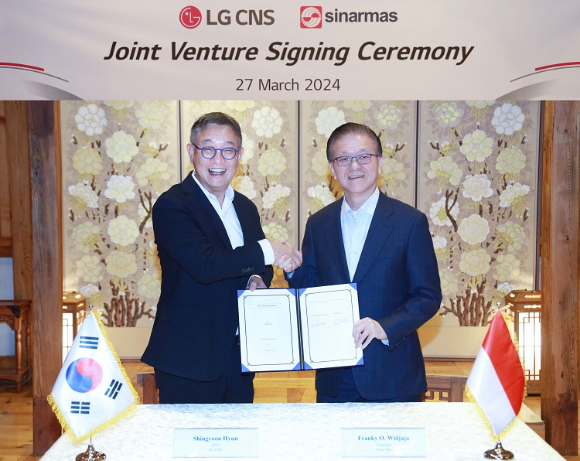 LG CNS 현신균 대표(왼쪽)와 시나르마스 프랭키 우스만 위자야 회장이 합작투자 계약을 체결하는 모습 [사진=LG CNS]