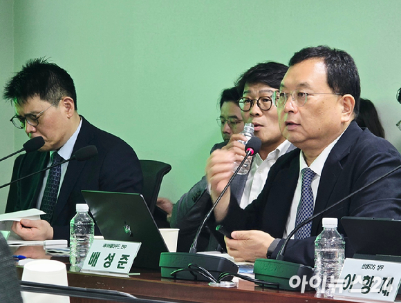 윤성은 SK텔레콤 AI 정책연구원장 겸 Comm센터장이 16일 오후 국회 의원회관 제3간담회의실에서 열린 '3대 메가프로젝트, AI 인프라 투자 촉진과 지능 수출을 위한 전략 토론회'에서 'SK AI데이터센터 추진 계획과 정책 제언'을 주제로 발표하고 있다. [사진=안세준 기자]
