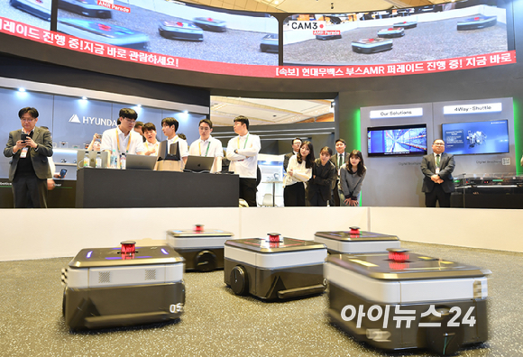 4일 오전 서울 강남구 코엑스에서 열린 2026 스마트공장&middot;자동화산업전(AW2026)에서 현대무벡스 자율주행 물류로봇(AMR)이 군집 퍼레이드 시연을 하고 있다. [사진=곽영래 기자]
