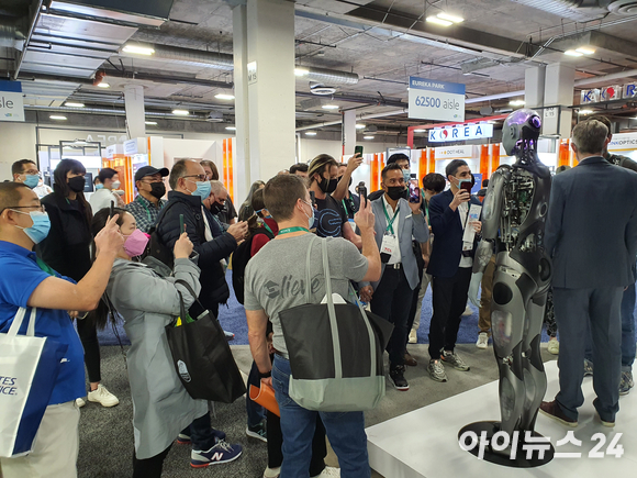  휴머노이드 로봇 '아메카'가 세계 최대 IT·가전 전시회인 'CES 2022'에 깜짝 등장했다. [사진=장유미 기자]