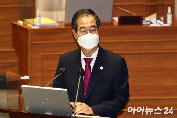 한덕수 국무총리가 26일 국회 본회의장에서 열린 경제 분야 대정부질문에서 질의에 답하고 있다. [사진=김성진 기자]