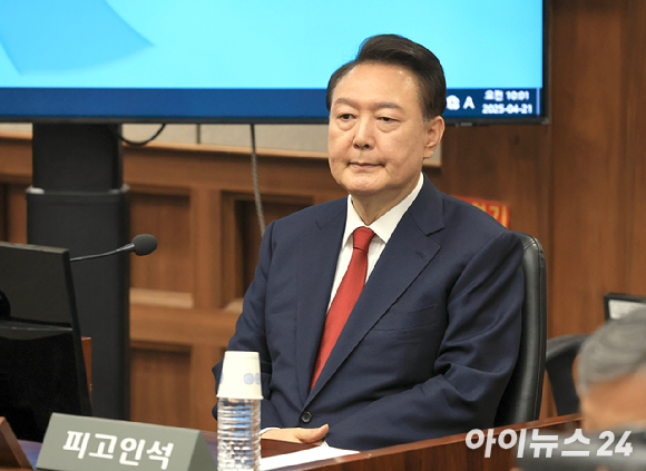 윤석열 전 대통령이 지난달 21일 서울 서초동 서울중앙지법에서 열린 내란 우두머리 혐의 형사재판 2번째 공판에 출석하고 있다. [사진=사진공동취재단]