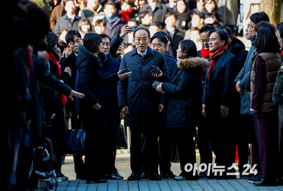 12·3 비상계엄 당시 국민의힘 원내대표로 국회 계엄 해제 요구안 의결을 방해한 혐의를 받는 추경호 의원이 2일 서울중앙지방법원에서 열린 구속 전 피의자 심문(영장실질심사)에 출석하고 있다. [사진=정소희 기자]