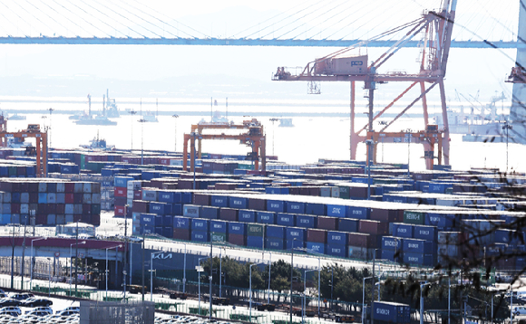 경기도 평택항에 컨테이너가 쌓여 있는 모습 [사진=연합뉴스]