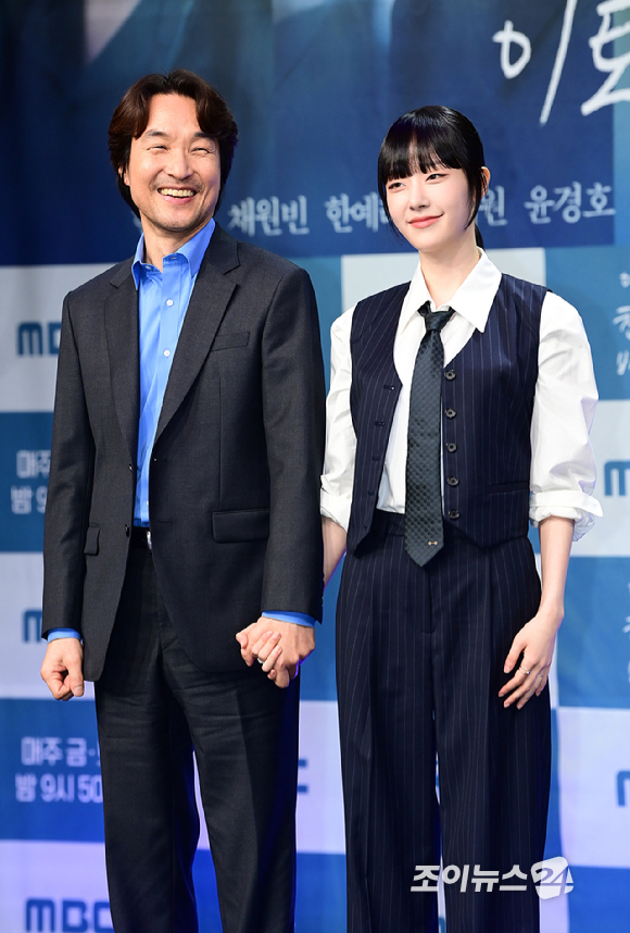배우 한석규과 채원빈이 10일 오후 서울 마포구 상암동 MBC신사옥에서 열린 MBC 새 토일드라마 '이토록 친밀한 배신자' 제작발표회에 참석하고 있다. [사진=정소희 기자]