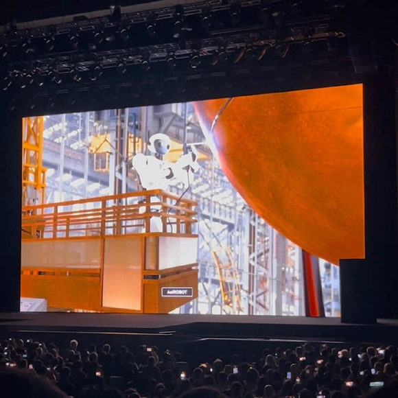 에이로봇 휴머노이드 '앨리스'가 5일(현지시간) CES 2026 엔비디아 젠슨 황 CEO의 키노트에서 소개되고 있다. [사진=에이로봇]