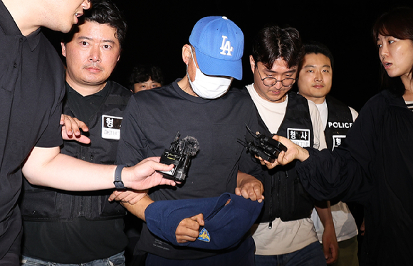 대구에서 신변보호 여성을 살해하고 도주한 피의자가 범행 나흘 만에 세종시 조치원읍에서 경찰에 붙잡혀 15일 대구 성서경찰서로 들어서고 있다. [사진=연합뉴스]