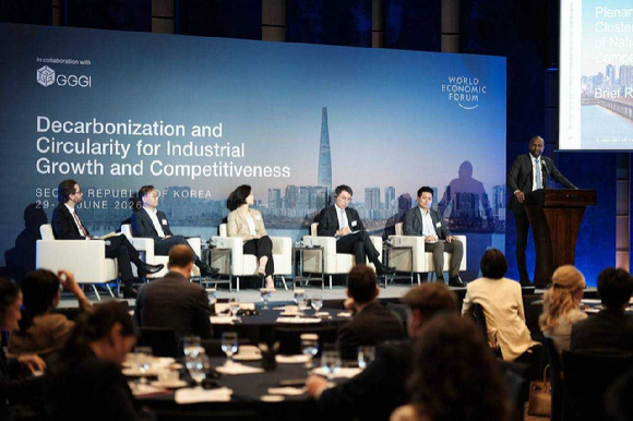 지난달 29일 서울 중구 웨스틴조선 호텔에서 열린 세계경제포럼(WEF) 산업경쟁력을 위한 탈탄소&middot;순환성 포럼 '국가경쟁력을 견인하는 산업 클러스터' 세션에 김구회 고려아연 ESG경영팀 담당(패널 좌석 왼쪽 네번째)이 패널로 참석했다. [사진= 고려아연]