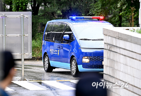 구속 수감된 윤석열 전 대통령이 탑승한 호송차가 18일 오전 서울 서초구 서울중앙지방법원으로 들어서고 있다.윤 전 대통령은 서울중앙지법에서 열리는 구속적부심사에 직접 출석한다. [사진=곽영래 기자]