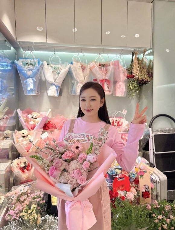 송가인, 올핑크 착장에 꽃다발 들고 찰칵...누가 꽃인지 모르겠네