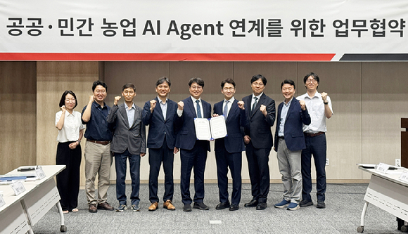 최준기 대동에이아이랩 대표(왼쪽 여섯번째)와 신재훈 농촌진흥청 농업진흥데이터실 팀장(왼쪽 다섯번째) 등 참석자들이 공공&middot;민간 AI Agent 연계를 위한 업무협약식에서 기념촬영을 하고 있다. [사진=대동]
