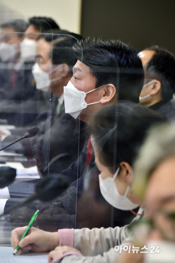 안철수 대통령직 인수위원회 위원장이 28일 서울 삼청동 인수위원회 회의실에서 열린 제3차 인수위원회 전체회의를 주재하고 있다. [사진=인수위사진기자단]