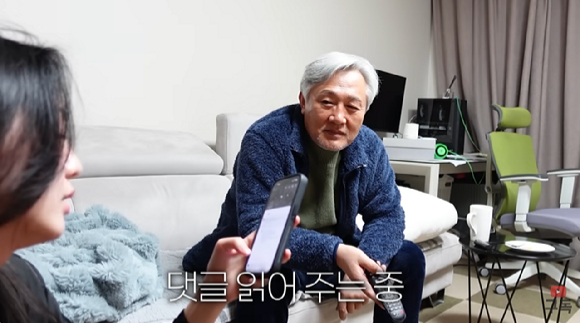 한 여성 유튜버가 공개한 선 넘는 댓글에 누리꾼들이 공분하고 있다. 사진은 하알라가 악성 댓글을 읽는 모습. [사진=유튜브 '하알라' 캡처]