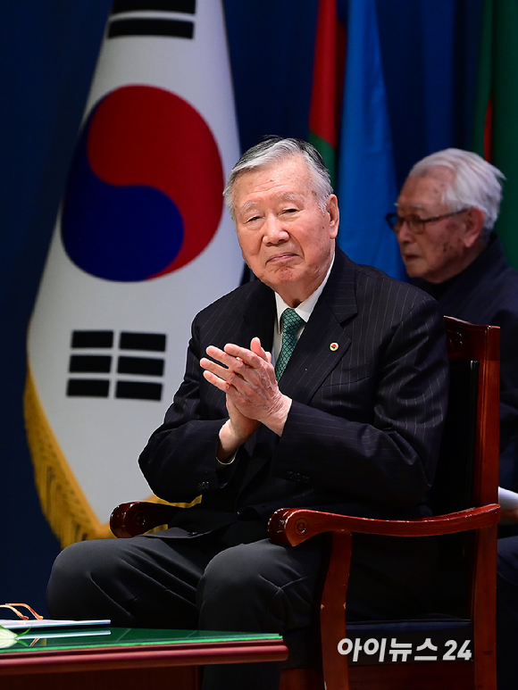 이중근 부영그룹 회장 겸 대한노인회장이 26일 서울 중구 대한상공회의소 국제회의장에서 열린 '우정교육문화재단 2026년 제1학기 장학금 수여식'에 참석해 국내 대학에서 수학 중인 외국인 유학생들에게 장학금을 지급하고 있다. [사진=정소희 기자]